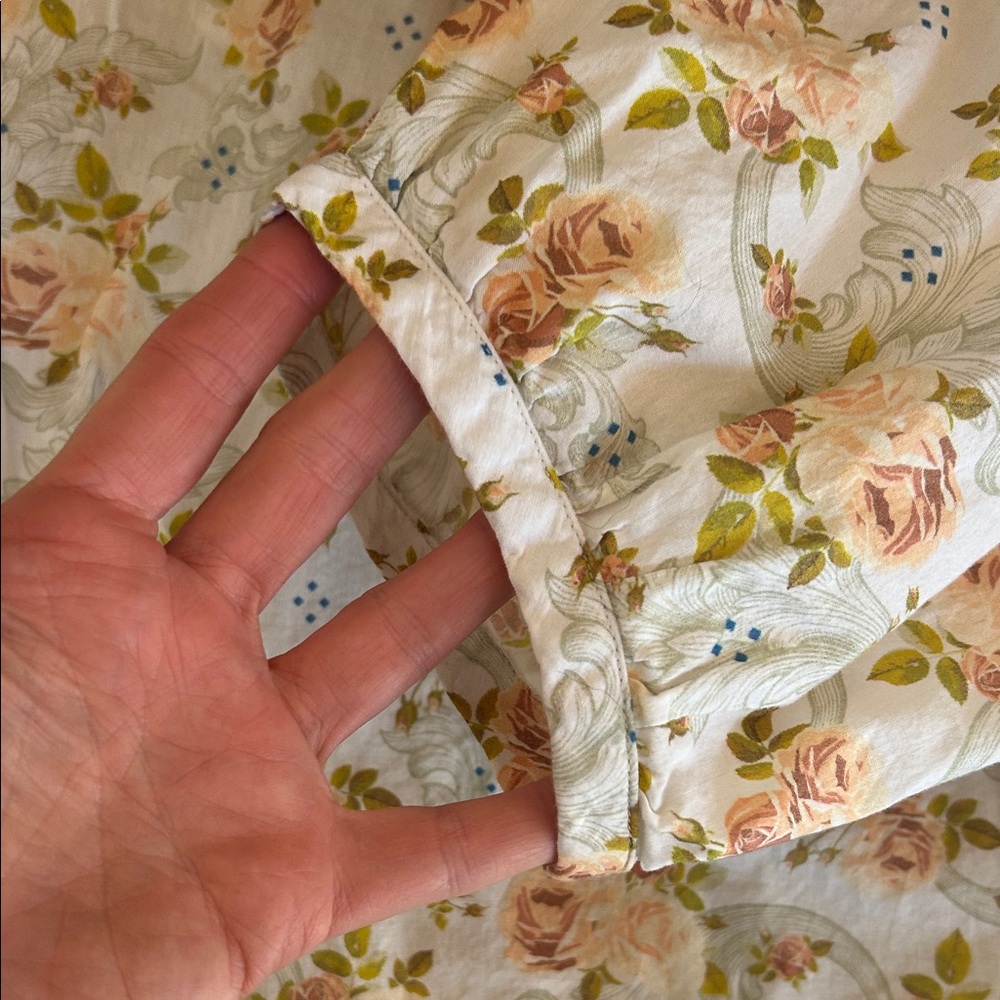 sendero  Floral Button-Up Blouse - Soft Peach Roses crop - Picture 4 of 6